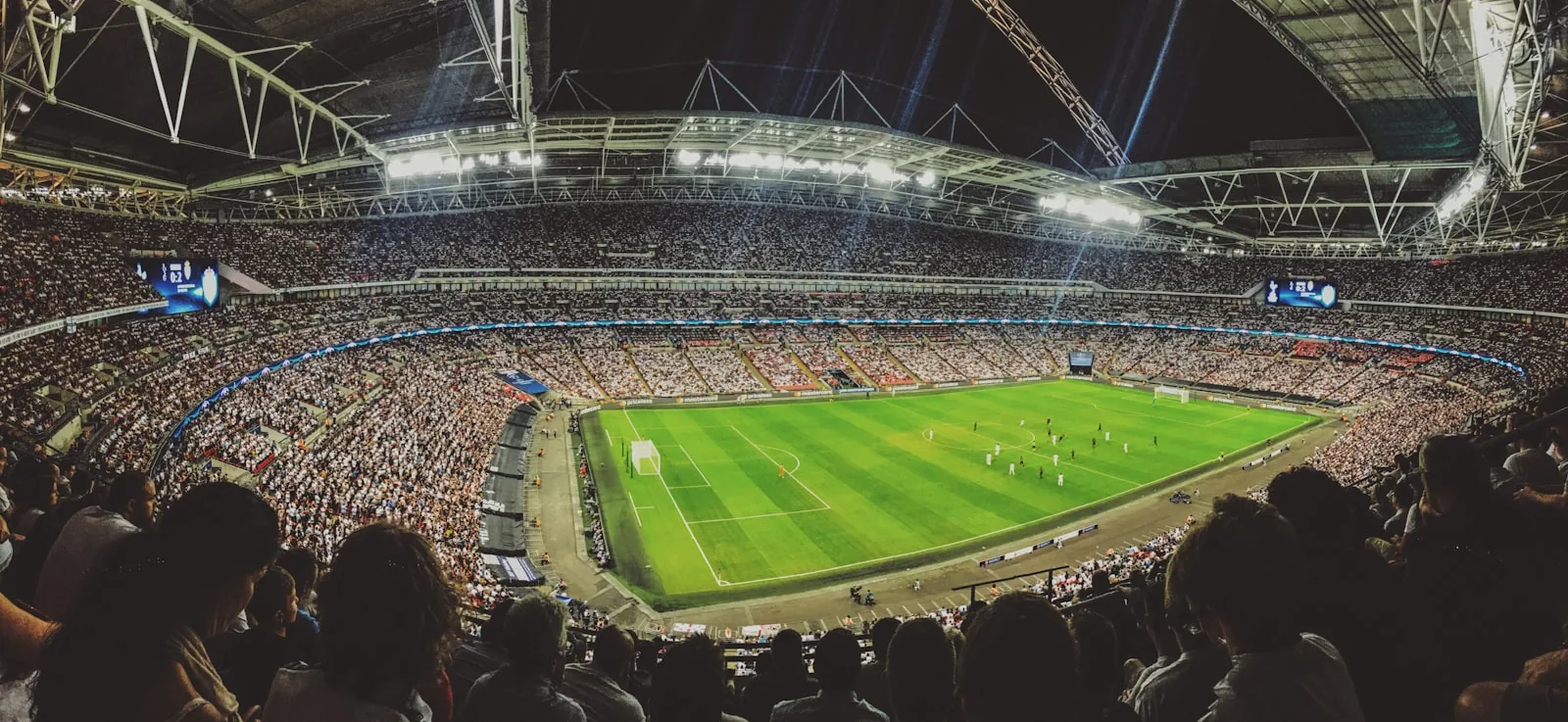 Voll besetztes Fußballstadion bei einem Abendspiel