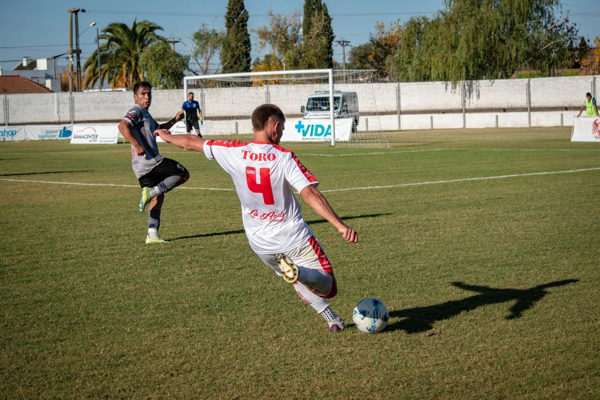 Fotogramma di una partita di calcio sotto analisi IA, con sponsor di maglia e cartellone perimetrale rilevati